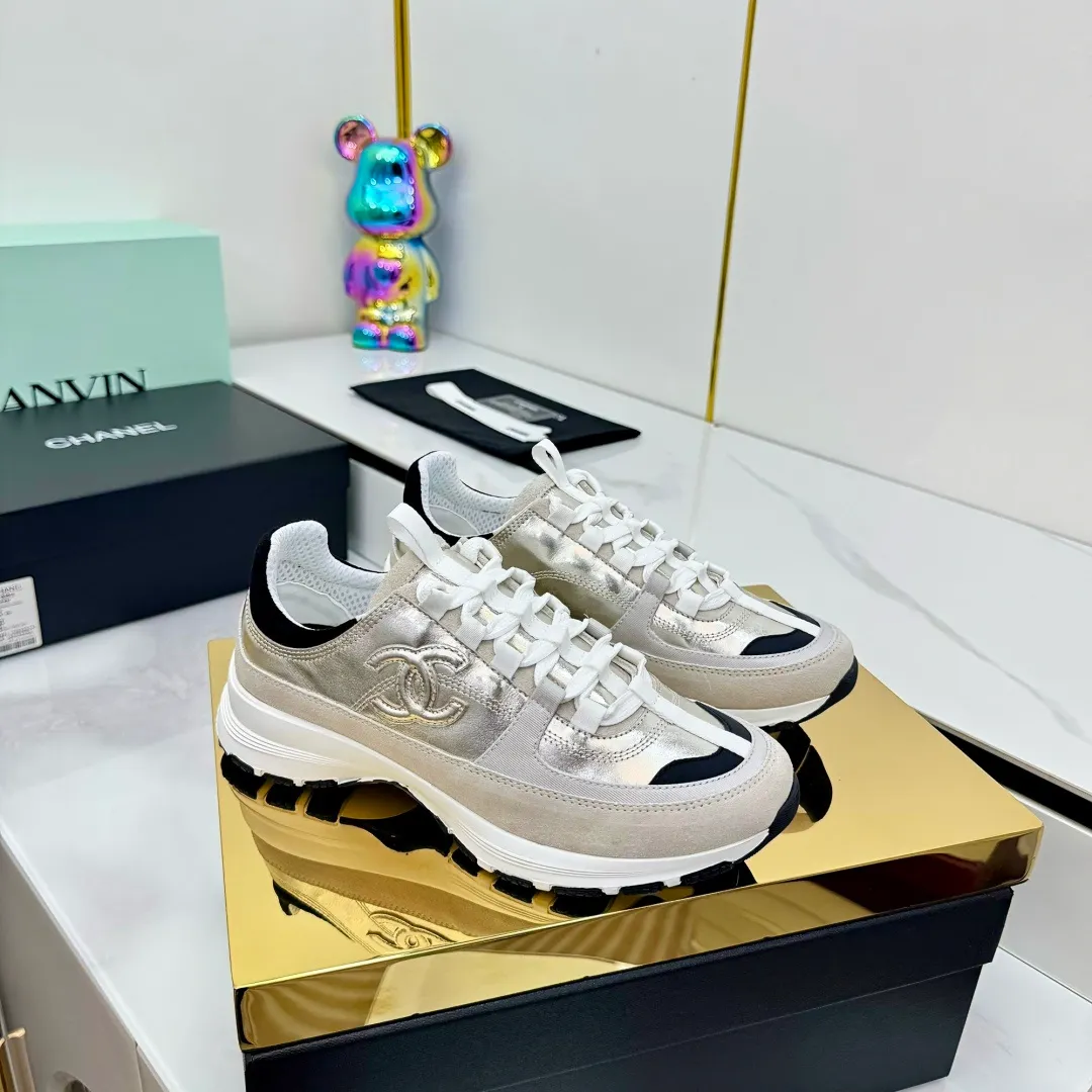 👟👟Ex-factory price 600👟👟High quality! ! ! CHANEL Chanel 25A latest thick-soled casual sports shoes. The counter is synchronized. The counter is very popular. It is a shoe that is very difficult to buy. The most popular thick-soled casual shoes on the Internet. As you can imagine, the most popular thick-soled casual shoes can not be missed. It has both good looks and comfort. Simple and versatile. The thick sole increases the height and is super versatile. Whoever wears it will look better. Upper: cowhide stitching. Lining: breathable mesh. Outsole: TPU original outsole. Size: 35-41 👉